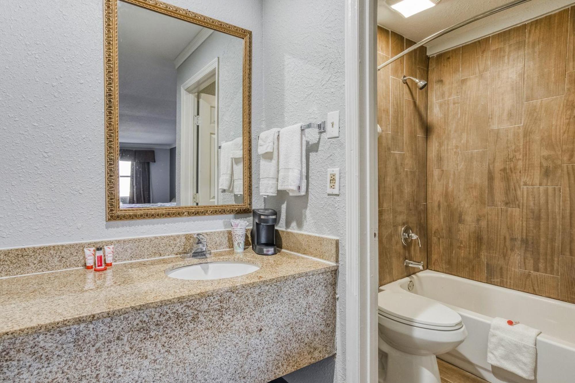 Oyo La Hwy 165 Hotel